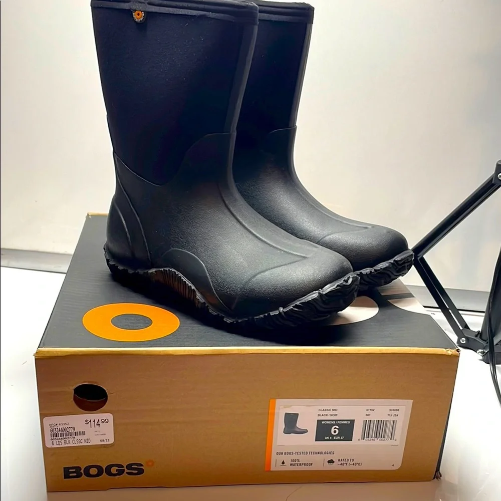 NIB BOGS Black Classic mid Waterproof Boots